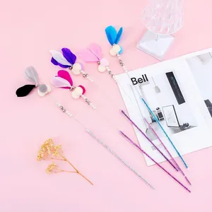 Set di 5 bacchette per gatti con piume morbide campanelli e bastoncini glitterati