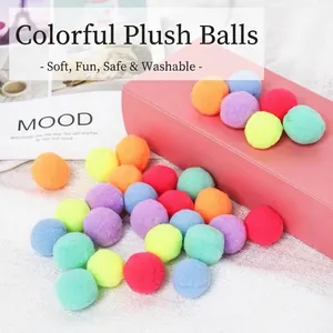 Morbide palline di peluche colorate per gatti e per lavori creativi fai-da-te fatti a mano
