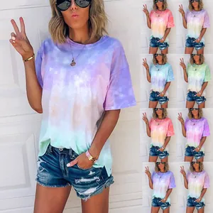 Stylisches Oversize Damen T-Shirt mit Tie-Dye Farbverlauf in verschiedenen lebhaften Mustern.
