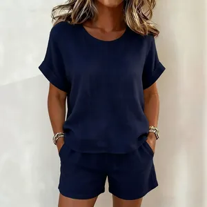 Zweiteiler für Damen mit marineblauem T-Shirt mit Rundhalsausschnitt und Shorts