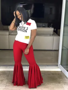Sexy pantalones rojos acampanados con volantes y camiseta blanca estampada de moda