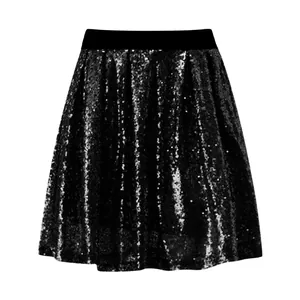 Dettaglio di gonna nera di paillettes con vita alta elastica e taglio a pieghe a trapezio