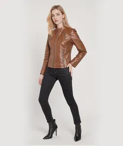 Vollansicht einer braunen, schmal geschnittenen Damen-Lederjacke aus Kunstleder mit Jeans.