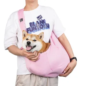 Persona con borsa a tracolla rosa per animali domestici e un felice Shiba Inu