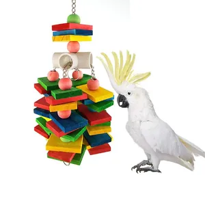 Vue détaillée des blocs de bois colorés à mâcher pour perroquets avec jouet cacatoès.