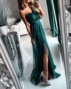 Vue détaillée d'une élégante robe de soirée vert émeraude avec une fente haute sur la jambe