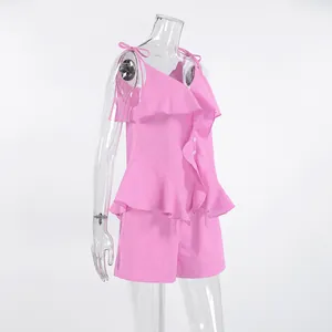 Vue détaillée d'un ensemble rose en coton avec haut à volants et short pour femmes