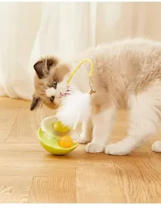 Nahaufnahme einer flauschigen Katze, die mit einem interaktiven Tumbler-Spielzeug spielt