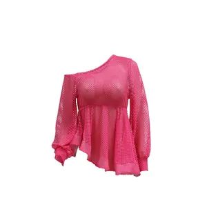 Dettaglio top monospalla in rete fucsia con trama a rete trasparente alla moda.