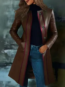 Detalle de gabardina larga de cuero marrón retro para mujer con ribetes de color
