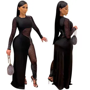 Dettaglio della tuta sexy in mesh con strass e gonna laterale per feste in club.