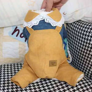 Vue détaillée d'une salopette mignonne pour animaux avec col claudine et doublure polaire