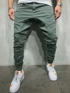 Vista detallada de los joggers cargo verde oliva para hombre con entrepierna caída