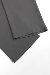 Vue détaillée de la couture de l'ourlet sur un pantalon de sport gris en coton mélangé