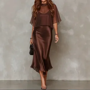 Robe de soirée sirène en satin marron chocolat avec cape assortie en mousseline de soie légère.
