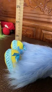 Detailopname van de paaskabouter pluche die de hoogtemeting met een liniaal laat zien.