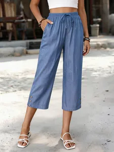 Lässige blaue Tencel-Denim-Hose mit Kordelzug und dekorativen Knöpfen am Saum