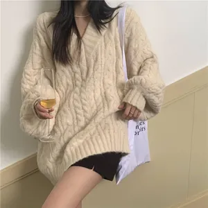 Maglione accogliente oversize con scollo a V e lavorazione a treccia beige, look casual