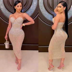 Dettaglio dell'abito beige trasparente con strisce verticali di strass argento