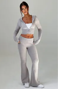 Dettaglio completo di set in maglia da donna con felpa corta e pantaloni a zampa.
