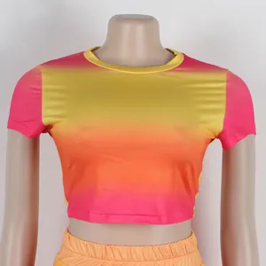 Detailopname van de roze en oranje gradiënt crop top met korte mouwen op mannequin