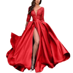 Vue détaillée d'une élégante robe de soirée rouge avec dentelle pailletée et fente haute