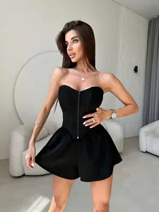 Detalle de un elegante corsé negro sin tirantes con cremallera y pantalones cortos de talle alto.