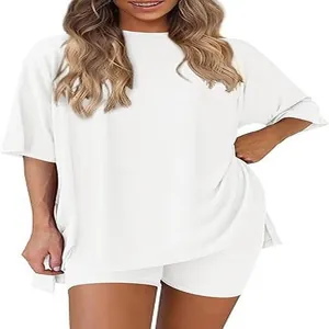 Dettaglio del set loungewear bianco da donna con t-shirt ampia e pantaloncini a vita alta