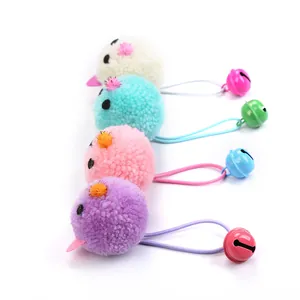 Lot de 4 jouets pour chat en peluche colorés avec cordon élastique et clochettes.