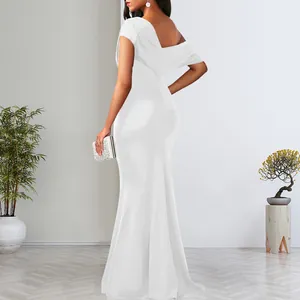 Vue arrière d'une élégante robe de soirée blanche sans manches et épaules dénudées.