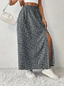 Dettaglio di una gonna lunga floreale nera con spacco laterale profondo e vita elastica.