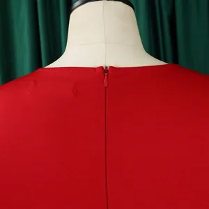 Detailaufnahme des hochwertigen verdeckten Rückenreißverschlusses an diesem roten Kleid.