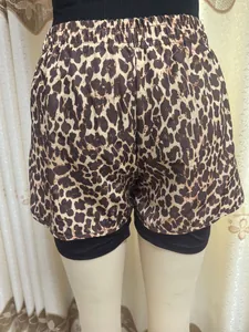 Vista dettagliata degli shorts sportivi 2 in 1 con stampa leopardata e fodera nera