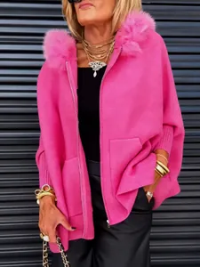 Leuchtend pinker Oversize-Strickmantel mit Kapuze und Kunstpelzbesatz für den Herbst