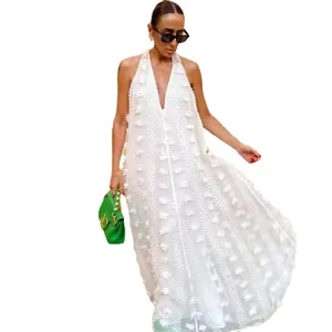 Élégante robe longue blanche à licou et col en V avec fleurs 3D pour les vacances