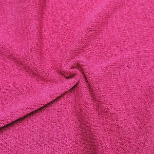 Detailaufnahme von atmungsaktivem fuchsiafarbenem Strickstoff für Damen-Maxikleid