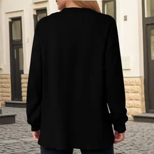 Gedetailleerd achteraanzicht van een casual zwart damessweatshirt met ronde hals