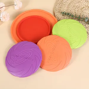 Detailansicht verschiedener Farben langlebiger Silikon-Hundefrisbees für das Training.