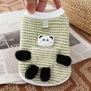 Dettaglio del maglione in pile a forma di panda per animali con anello a D e trama soffice