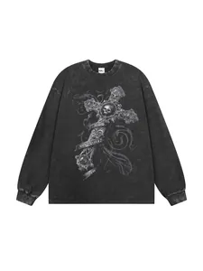 T-shirt a maniche lunghe lavata vintage con stampa croce gotica e teschio per streetwear
