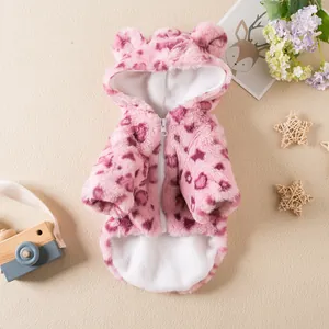 Dettaglio felpa con cappuccio leopardata rosa per animali domestici con orecchie da orso