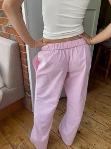 Detailansicht der Rückseite einer rosa gestreiften Hose mit weitem Bein und elastischem Bund