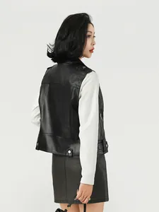 Gilet chic in ecopelle nera da donna con colletto a rever e dettagli borchiati