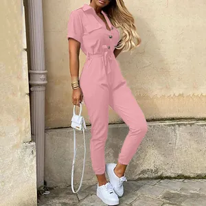 Combinaison chic rose à manches courtes pour femme avec ceinture et boutons.