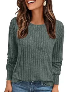 Elegante t-shirt da donna a maniche lunghe in maglia a coste nel colore verde salvia