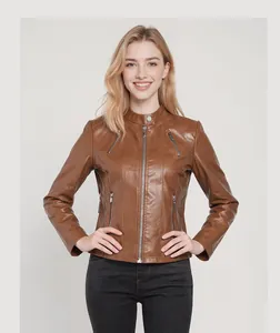 Detail der braunen Damen-Lederjacke in Slim-Fit mit Reißverschlüssen und Stehkragen