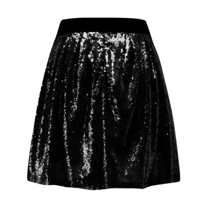Dettaglio della gonna a pieghe con paillettes nere e vita alta elastica da donna.