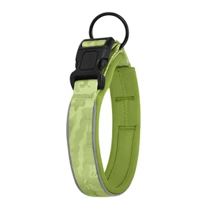 Vue détaillée d'un collier pour chien camouflage vert citron avec bande réfléchissante.