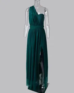 Robe de soirée élégante vert foncé à une épaule avec fente haute sur mannequin transparent