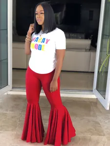 Pantalones rojos sexys con volantes combinados con camiseta blanca Vacay Mode a la moda